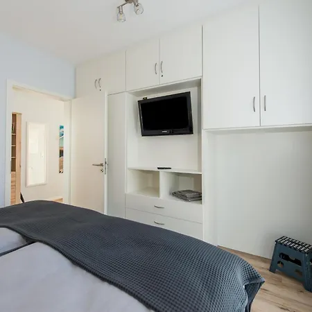 Apartment 4, Hoddersdiek 1 *